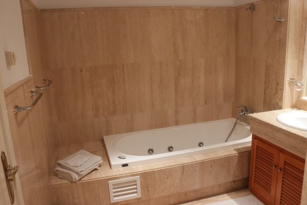 Bathtub in Master bathroom